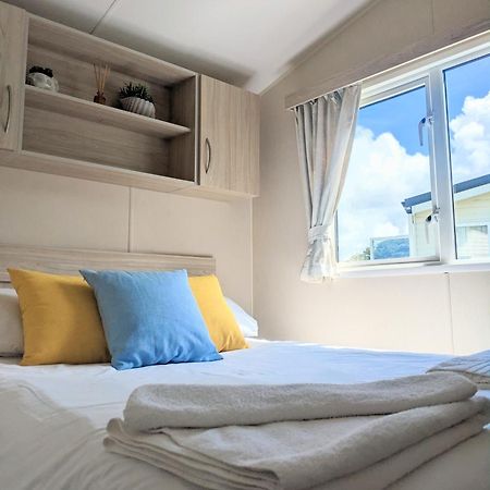 Large 4 Person Couples And Family Caravan In Newquay Bay Resort エクステリア 写真