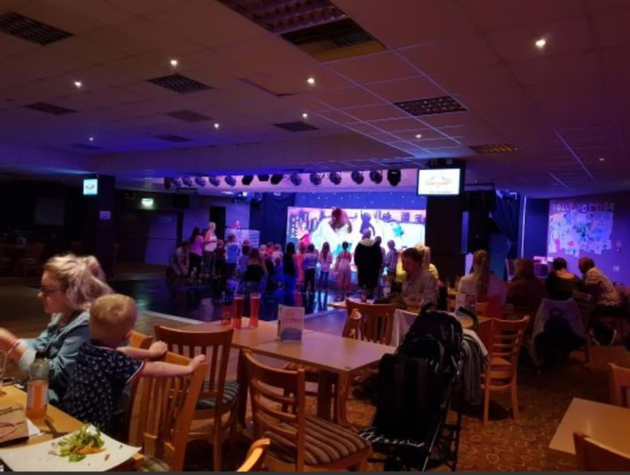 Large 4 Person Couples And Family Caravan In Newquay Bay Resort エクステリア 写真
