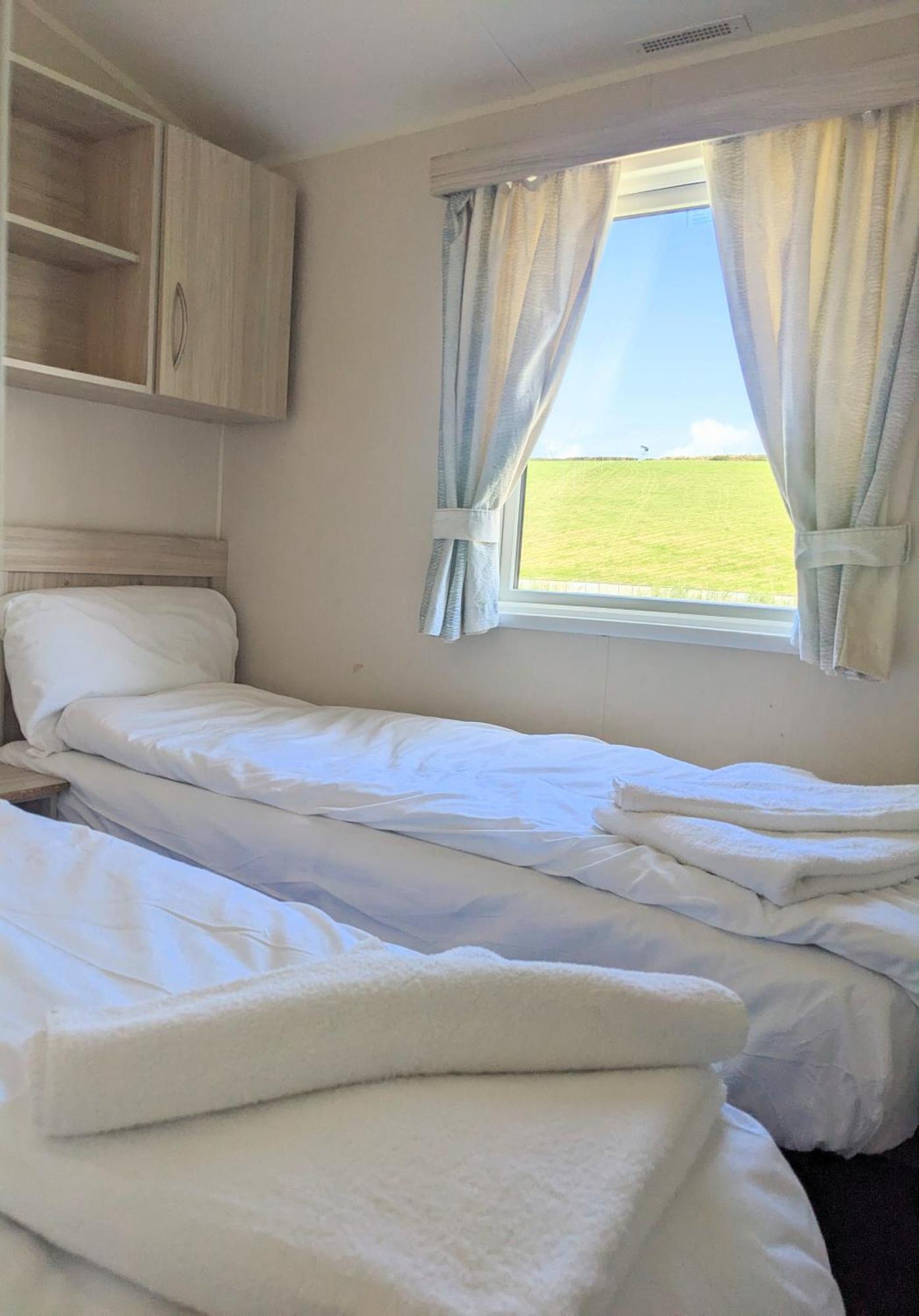 Large 4 Person Couples And Family Caravan In Newquay Bay Resort エクステリア 写真